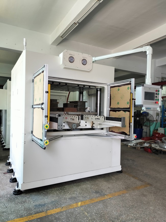 鑫臺銘碳纖維熱壓成型機(jī)在VR/AR、頭盔、無人機(jī)中的應(yīng)用 
